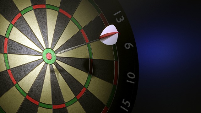 Fra pub til podie: Historien om em i darts udvikling